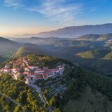 Nova priložnost na Krasu – zemljišče v Trebižanih za dom ali investicijo