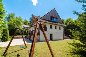 Hiša z otroškimi igrali in vrtom